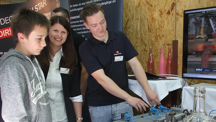 Großes Interesse an Technik zeigten die jungen Menschen am Stand von Wiegand-Glas. Mit im Bild: Sabrina Schmidt von der Personalabteilung.