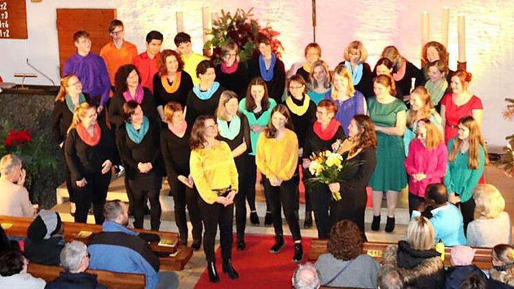 Einen Strauß gab es nicht nur für die Chorleiterin, einen ganzen Strauß bunter Lieder schenkten die Sänger dem Publikum.  Foto: Johanna Blum