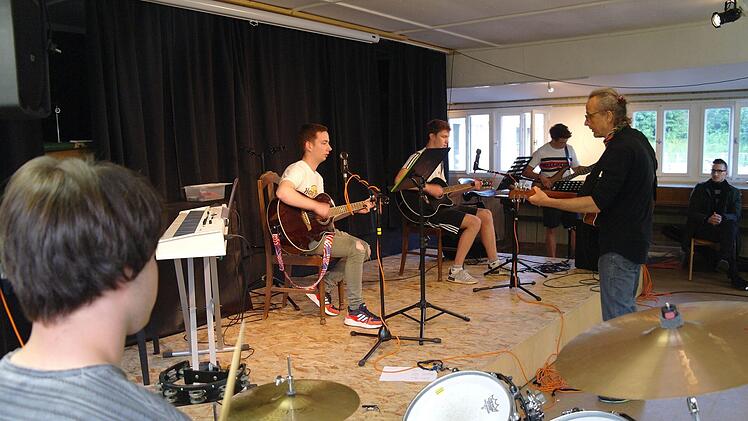 Während der Corona-Krise ein seltenes Bild: Ein Livekonzert vor Publikum.  Die Schüler der August-Kömpel-Musikschule traten am Wochenende zumindest in kleinem Rahmen auf. Foto: Stephanie Elm