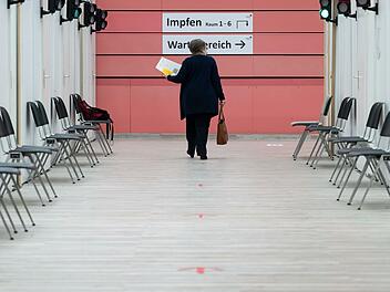 Im Impfzentrum Kulmbach kann man sich seit Montag ohne Termin impfen lassen. Symbolbild: Marijan Murat, dpa