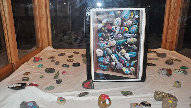 Die Wonfurter Wandersteine sind bunt bemalte Steine, die in den n&auml;chsten Wochen in der Flur versteckt werden. Nach Auffinden k&ouml;nnen sie nach einer Weile wieder zur&uuml;ckgegeben werden.