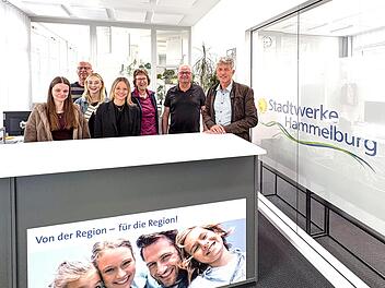 Auf dem Bild rechts der Gesch&auml;ftsf&uuml;hrer Stadtwerke Hammelburg, Matthias Metz, mit dem Beratungsteam des Kundencenters.