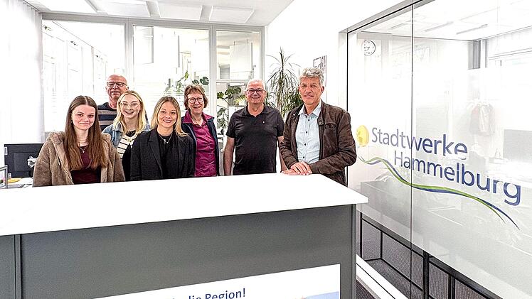 Auf dem Bild rechts der Gesch&auml;ftsf&uuml;hrer Stadtwerke Hammelburg, Matthias Metz, mit dem Beratungsteam des Kundencenters.
