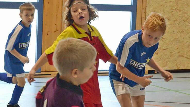 Leon Voll aus der U-9 des TSV Aschach (rechts) prüft den Lauterer Keeper Noah Schlereth. Auf dessen Fangkünste vertraut Alois Tuschinski. Foto: Jürgen Schmitt