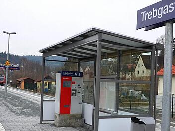 Noch müssen Reisende ein gutes Stück laufen, um vom Wartehäuschen zum Zug zu kommen. Das soll sich aber noch ändern. Foto: Archiv/Dieter Hübner