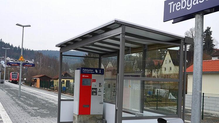 Noch müssen Reisende ein gutes Stück laufen, um vom Wartehäuschen zum Zug zu kommen. Das soll sich aber noch ändern. Foto: Archiv/Dieter Hübner