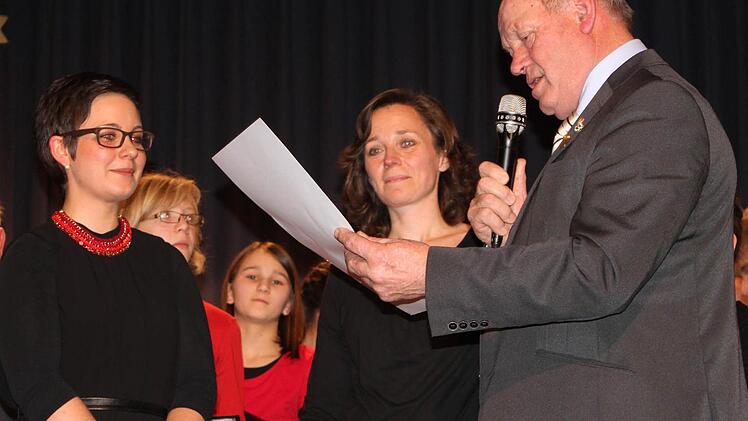 Für 15-jährige Dirigententätigkeit erhielt Sonja Wißmüller die ""oldene Stimmgabel", von rechts Paul Kolb, Ursula Bauer und Sonja Wißmüller.
