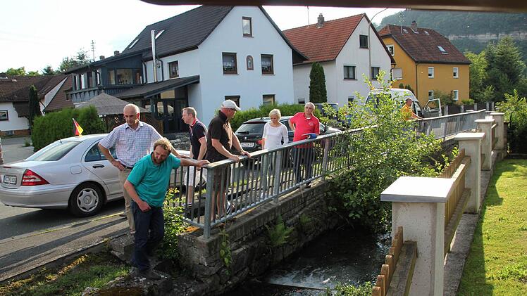 Die Ufermauer des Zeyernbachs in der Bahnhofsstraße in Zeyern droht einzustürzen.