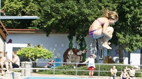 Eines der wenigen Mädchen, das an den Start ging, mit klassischer Haltung: Vom Fünf-Meter-Turm ging's in das Wasser.  Fotos: Sabine Weinbeer