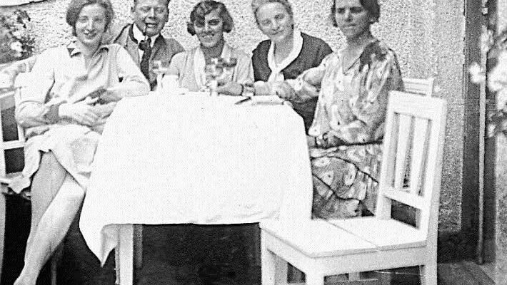 Familientreffen 1929 auf der Terrasse in Burgkunstadt: Kathi Baur (Mitte) neben ihrem Mann Friedrich und ihrer Tante Karoline Dinkel, mit ihrer Cousine Karoline Streifeneder (links, die Mutter des Autors) und ihrer älteren Schwester Kunigunde Schuh (rechts) Foto: privat/Archiv Streifeneder