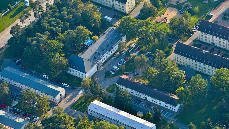 Teilweise schiefergedeckt: Ehemalige Panzerkaserne mit Wohngebäude