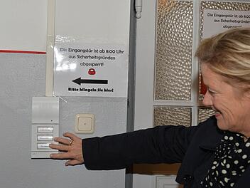 Schulamtsdirektorin Barbara Pflaum demonstriert: Wer in die Luitpold-Grundschule in Bamberg will, muss klingeln. Foto: Ronald Rinklef