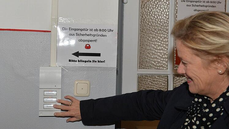 Schulamtsdirektorin Barbara Pflaum demonstriert: Wer in die Luitpold-Grundschule in Bamberg will, muss klingeln. Foto: Ronald Rinklef