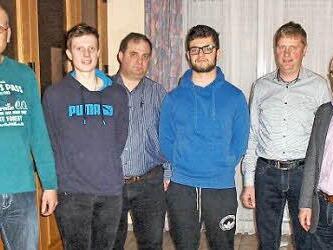 Von links: Vorsitzender Rüdiger Schierer, Zweiter Vorsitzender Lukas Großkopf, stellvertretender Kommandant Konrad Feder, Schriftführer Benjamin Feder, Kommandant Thomas Lösch, Bürgermeister Helmut Lottes. Nicht im Bild ist der neue Kassier Daniel Lösch, der in Abwesenheit gewählt wurde. Foto: Paul Frömel
