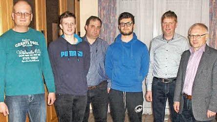 Von links: Vorsitzender Rüdiger Schierer, Zweiter Vorsitzender Lukas Großkopf, stellvertretender Kommandant Konrad Feder, Schriftführer Benjamin Feder, Kommandant Thomas Lösch, Bürgermeister Helmut Lottes. Nicht im Bild ist der neue Kassier Daniel Lösch, der in Abwesenheit gewählt wurde. Foto: Paul Frömel