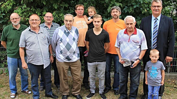 Erfolgreich bei der 30. Jungtierschau (von links): Vorsitzender Helmut Schmidt, Adolf Hansky, Dieter Böhm, Oskar Vogel, Thomas Höhn, Julian Aman, Michael Brehm, Otmar Pitschka und Bürgermeister Helmut Dietz. Vielleicht gehören die beiden Kinder die mit auf dem Bild sind einmal als Nachwuchs zum Verein.