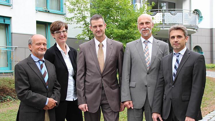 Dr. Hans-Bernd Orth (von links) bei seiner offiziellen Einführung mit Dr. Constanze Schaal, Geschäftsführerin der Rehazentren Baden-Württemberg, dem Bad Kissinger Klinikleiter Holger Metz, Oberbürgermeister Kay Blankenburg sowie Kurdirektor Frank Oette.  Fotos: Benedikt Borst