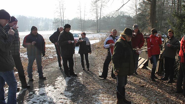 Eine kleine Pause bei Glühwein und Tee durfte bei der rund zehn Kilometer langen Strecke nicht fehlen. Foto: janina Reuter