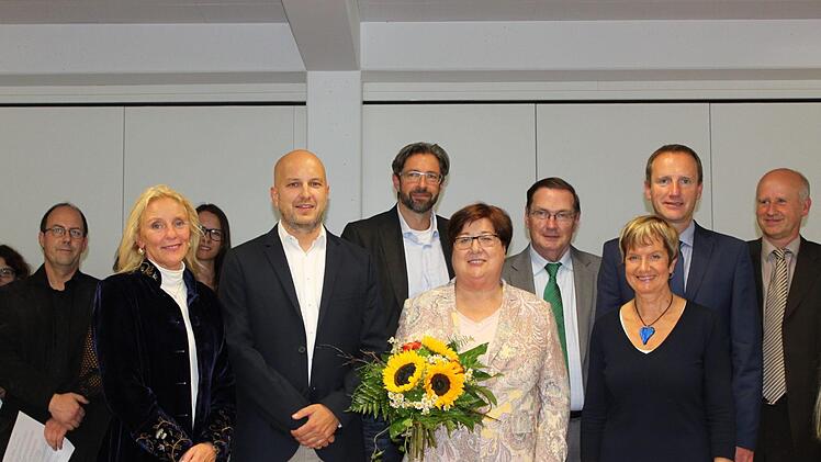 Nach 44 Dienstjahren übergibt Rektorin Hannelore Glass als Ideengeberin und Seele den Kommandostab über die Dreiberg-Schule Knetzgau. Zahlreiche Gäste und die gesamte Schulfamilie ehrten das Engagement der scheidenden Rektorin. Unser Bild zeigt (von links): Claudia Schmidt vom Schulamt, Konrektor Sven Steger, Personalratsvorsitzender Matthias Weinberger, Hannelore und Manfred Glass, Schulamtsdirektorin i. R. Uli Brech, stellvertretender Landrat Michael Ziegler und Knetzgaus Bürgermeister Stef...