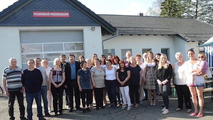 Zahlreiche Helfer sorgten für eine gelungene Einweihungsfeier. Ihnen dankte kurz vor Feierabend Zweiter  Bürgermeister Wolfgang Förtsch (Siebter von links.) im Namen des Marktes Pressig für ihren beispielhaften Einsatz für eine intakte DorfgemeinschaftFoto: Karl-Heinz Hofmann