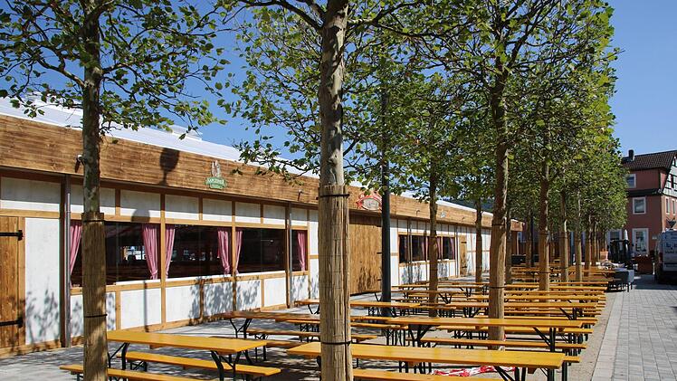 Der Biergarten unter den Platanen in der Grabenstraße