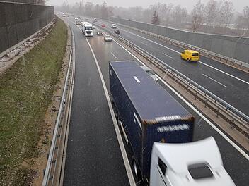 Der Asphalt "flüstert". Dennoch scheint vielen Bürgern in Burk und Buckenhofen zu laut, was von der A 73 zu ihnen dringt. Foto: Ekkehard Roepert