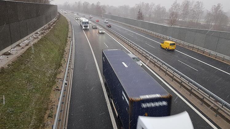Der Asphalt "flüstert". Dennoch scheint vielen Bürgern in Burk und Buckenhofen zu laut, was von der A 73 zu ihnen dringt. Foto: Ekkehard Roepert