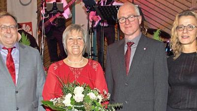 Bei 32 Caritas-Bällen liefen alle Organisationsfäden bei Rita Krebs (Zweite von links) zusammen. Diese Aufgabe hat sie jetzt an ihren Nachfolger abgegeben, denn im Sommer geht sie in den Ruhestand. Für das große Engagement dankten Kreisgeschäftsführerin Anke Schäflein (rechts), ihr Stellvertreter Georg Wagner (links) und Kreisvorsitzender Johannes Simon - und über 600 Ballbesucher.  Fotos: Sabine Weinbeer