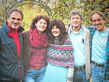 True Colours - die Band tritt zusammen mit Three and One und den Saitenmalern am nächsten Samstag, 30. März, in Kupferberg auf. Von links: Winfried Ramming, Doris Holhut, Agathe Wachter, Thomas Heinl und Roland Ramming.  Foto: privat