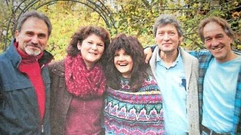 True Colours - die Band tritt zusammen mit Three and One und den Saitenmalern am nächsten Samstag, 30. März, in Kupferberg auf. Von links: Winfried Ramming, Doris Holhut, Agathe Wachter, Thomas Heinl und Roland Ramming.  Foto: privat