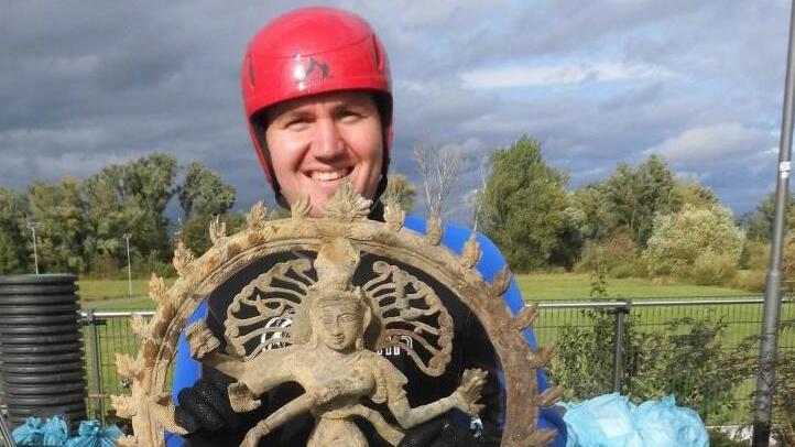 Hannes Thoma mit der aus der Aisch gefischten Götterstatue.