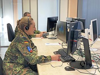 Soldatin Julia Gordok beim Einsatz in der Kontaktermittlung