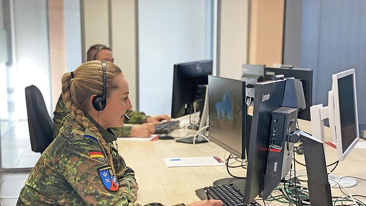 Soldatin Julia Gordok beim Einsatz in der Kontaktermittlung