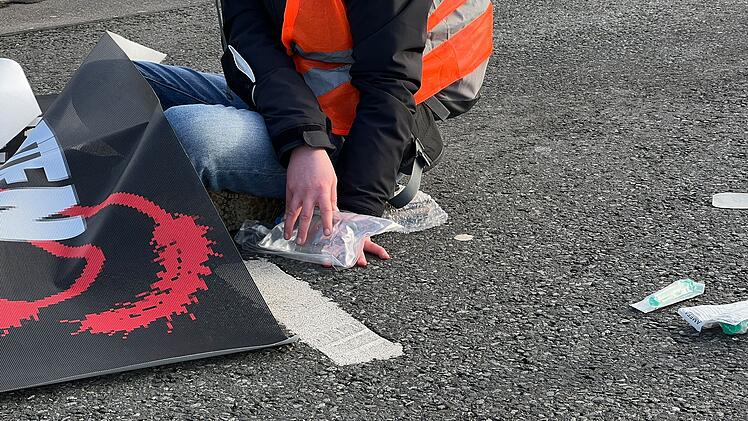 Nürnberg: Wichtigste Verkehrsachse Nürnbergs blockiert: Klimaaktivisten kleben sich auf Abfahrt von Frankenschnellweg fest