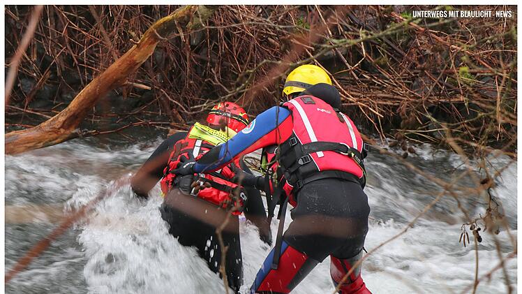 Sonneberg: Vierfache Mutter verunglückt nach Faschingsfeier in Fluss - Feuerwehren, BRK und mehr im Einsatz