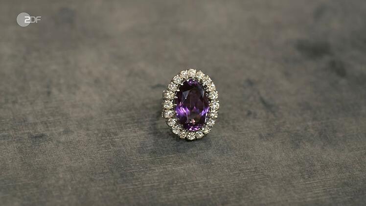 Ein opulenter Ring mit "mächtig großem Amethyst" (24 Karat) und Diamanten (2 Karat) in 750er Weißgold datierte Heide Rezepa-Zabel in den 1970er Jahren. Der Wunschpreis für die Handarbeit betrug 2.000 Euro. Rezepa-Zabel schätzte 2.000 bis 2.200 Euro. Und Händlerin Elisabeth Nüdling zahlte 1.900 Euro.
