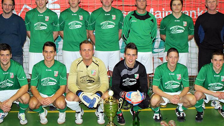 Der TSV Abtswind gewinnt das Nachtturnier um den Fackelmann-Cup in Wiesentheid: (hinten) Co-Trainer Velibor Teofilovic, Simon Wolf, Sven Gibfried, Sebastian Otto, Dustin Höppner, Christian Eberhard, Trainer Jochen Seuling, (vorne) Patrick Hock, Nino Bozesan, Irnes Husic, Julian Bessler, Albert Fischer und Pascal Bauer. Foto: Thomas