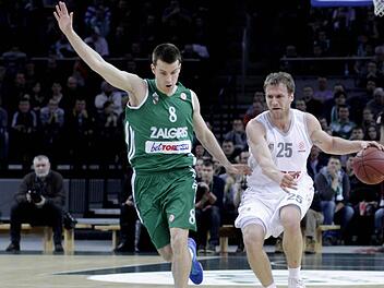 Anton Gavel (r.), der hier von Adas Juskevicius verteidigt wird, war wie schon bei der knappen Hinspielniederlage nach Verl&auml;ngerung Bambergs bester Werfer.Foto: Valda Kalnina/dpa