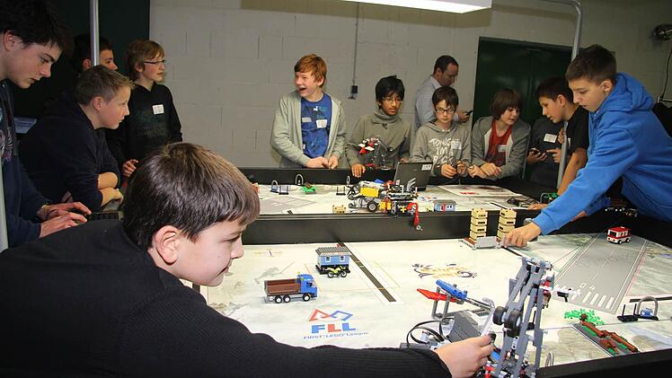 Wochenlang hatten sich die 14 Teams aus Oberfranken und der Oberpfalz vorbereitet, bei der First Lego League im Jugendzentrum alte Spinnerei in Kulmbach versuchten die Teams so viele Aufgaben wie möglich zu lösen. Dabei ging es um Naturkatastrophen und um die Reaktion nach den Katastrophen.