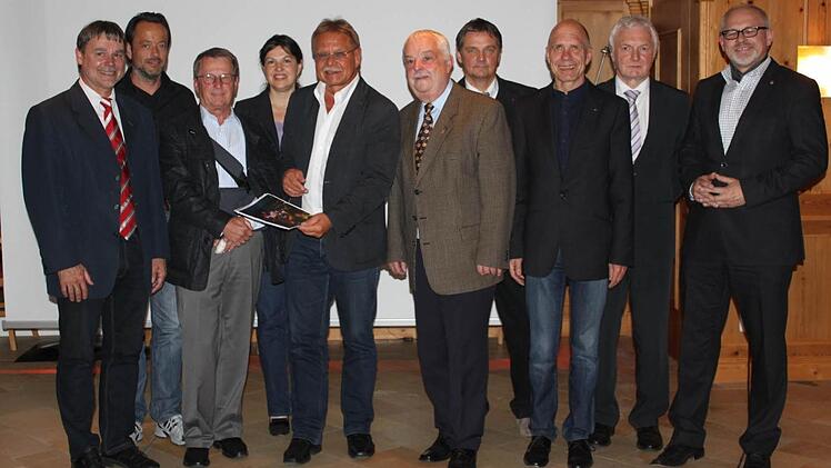 Sie wissen, mit Gemeinschaftsleistung kann einiges erreicht werden. Im Bild von links: stellvertretender Landrat Gerhard Wunder, Harald Quinger, Peter Gottmann, zweite Bürgermeisterin Angela Hofmann, Bürgermeister Wolfgang Beiergrößlein, Präsident Fritz Leiss, Schatzmeister Claus Mark, Till Wagler, Roland Raithel (Lions), Vizepräsident Michael Rosenberger Foto: V. Schadeck