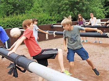 Mit vollem Einsatz spielten die Gymnasiasten ihr Menschen-Kicker-Turnier. Foto: Heike Beudert