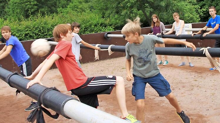 Mit vollem Einsatz spielten die Gymnasiasten ihr Menschen-Kicker-Turnier. Foto: Heike Beudert