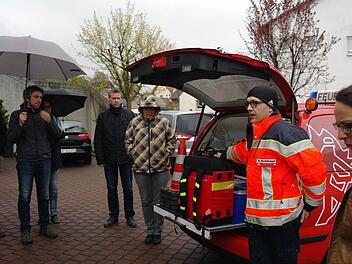 Achim Kohlhepp demonstriert dem Mottener Gemeinderat den Aufbau des Einsatzwagens der Helfer vor Ort in Geroda. Anna-Lena Larbig (rechts) ist in Motten für das HvO-Projekt federführend.  Foto: Stephanie Elm