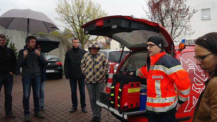 Achim Kohlhepp demonstriert dem Mottener Gemeinderat den Aufbau des Einsatzwagens der Helfer vor Ort in Geroda. Anna-Lena Larbig (rechts) ist in Motten für das HvO-Projekt federführend.  Foto: Stephanie Elm