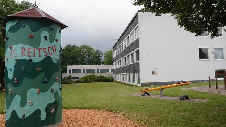 Die Schule Reitsch feiert goldenes Jubiläum. Sie wurde 1976 um eine Turnhalle (hinten links) und um eine große Außensportanlage erweitert. Foto: Karl-Heinz Hofmann