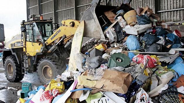 Die Menge des angelieferten Restm&uuml;ll wird sich in den n&auml;chsten Jahren kaum andern. Davon ist Deponieleiter Gerhard Raab &uuml;berzeugt. Foto: J. Hofbauer