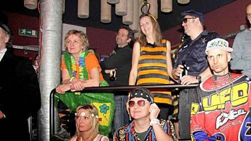 Bunt gemischt war das Publikum, und die Kostüme waren es auch.