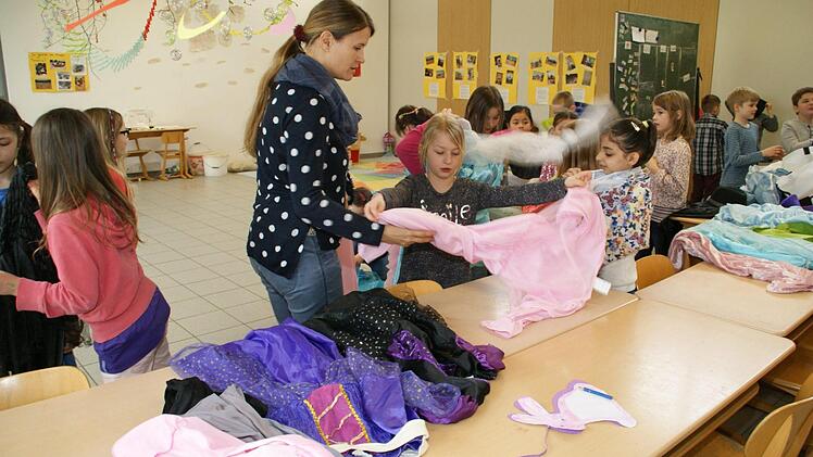 Die Verteilung der Feenkleider war für die Mädchen der Grundschule natürlich ein Höhepunkt des Theater-Projekts.