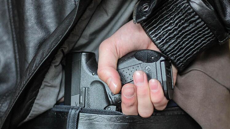 Am späten Sonntagabend überfiel ein Unbekannter eine Tankstelle in Hof und bedrohte die Verkäuferin mit einem Messer. Die Polizei sucht Zeugen. Symbolfoto: Christopher Schulz