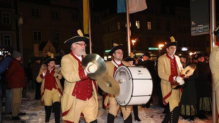 Aufmarschieren im Schnee: der Stadtspielmannszug. Foto: Barbara Herbst